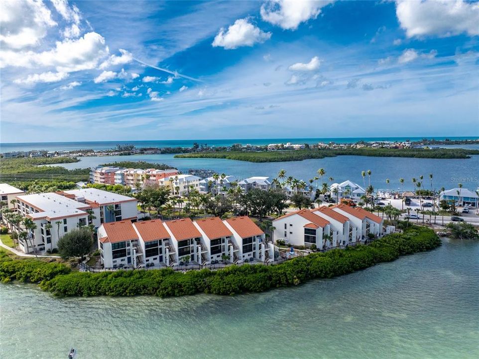 For Sale: $599,900 (2 beds, 3 baths, 1217 Square Feet)