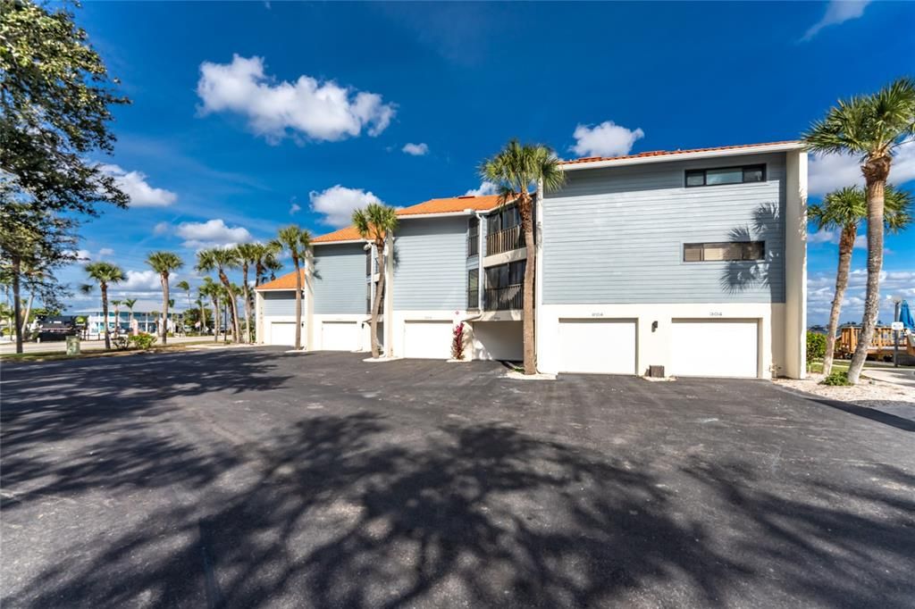 For Sale: $599,900 (2 beds, 3 baths, 1217 Square Feet)