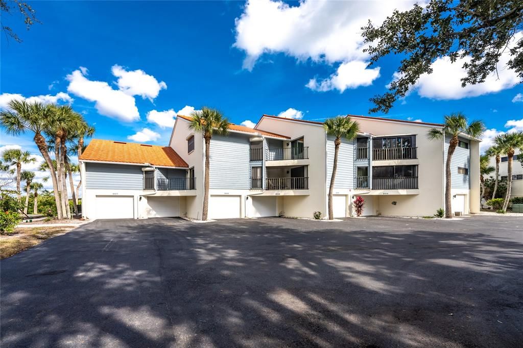 For Sale: $599,900 (2 beds, 3 baths, 1217 Square Feet)