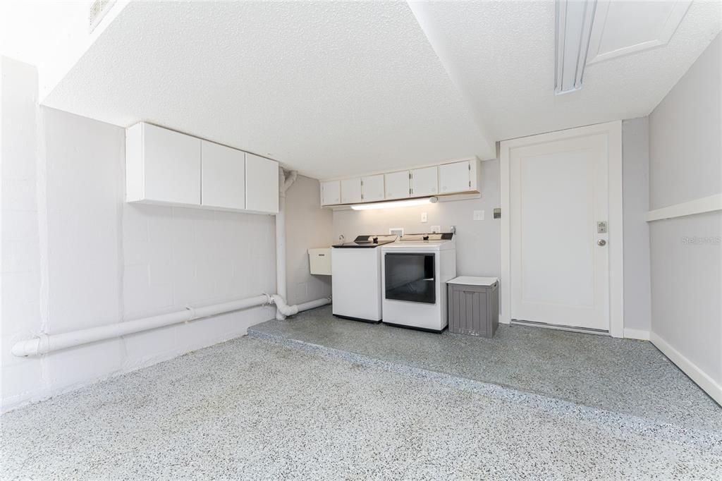 For Sale: $599,900 (2 beds, 3 baths, 1217 Square Feet)