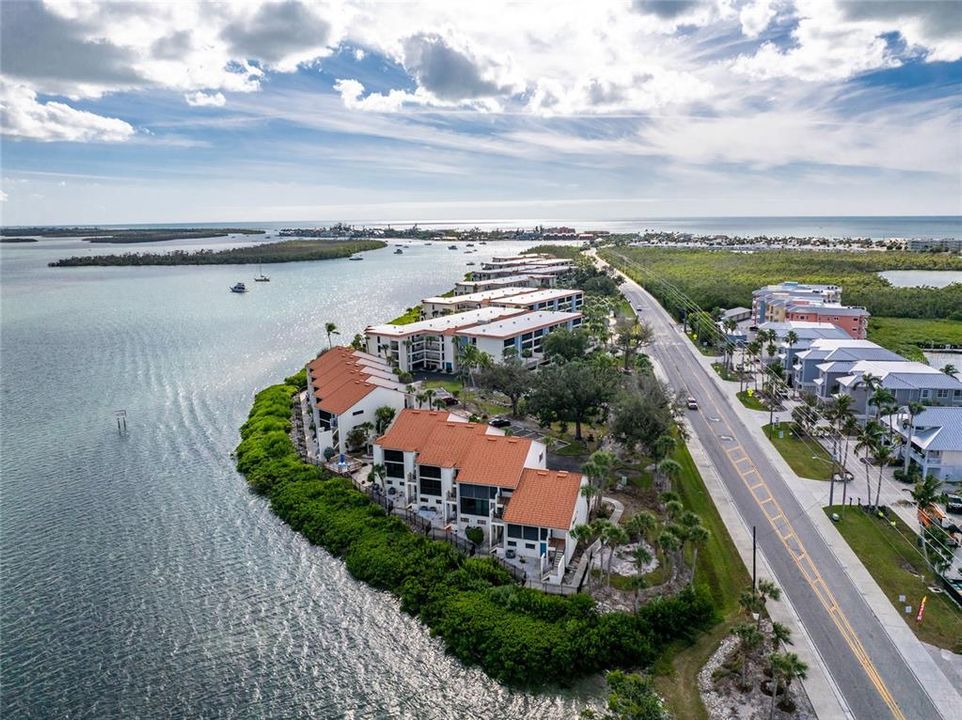 For Sale: $599,900 (2 beds, 3 baths, 1217 Square Feet)