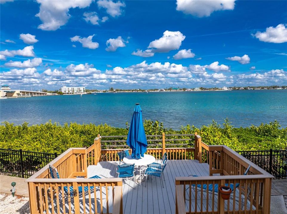 For Sale: $599,900 (2 beds, 3 baths, 1217 Square Feet)