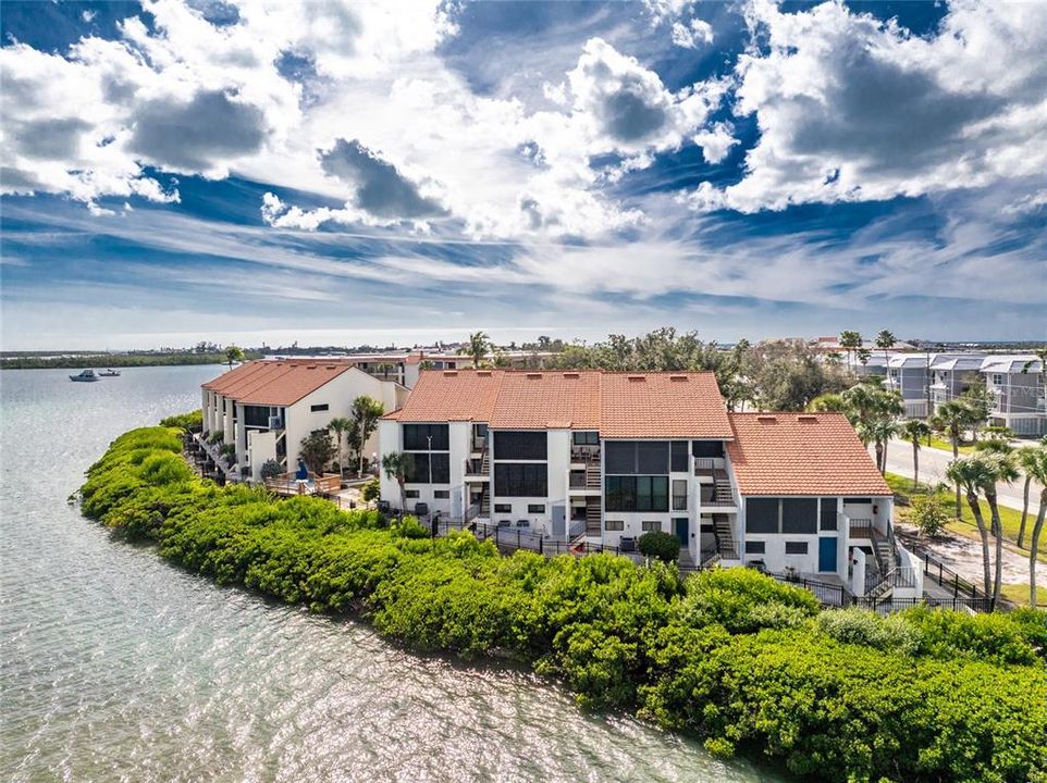 For Sale: $599,900 (2 beds, 3 baths, 1217 Square Feet)