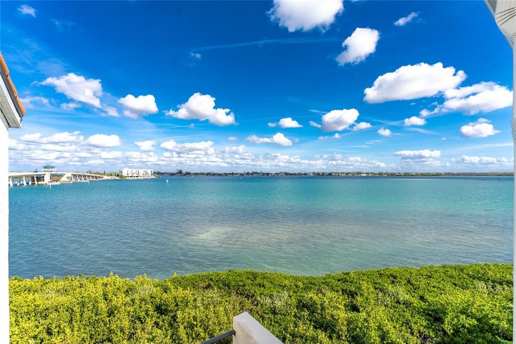 For Sale: $599,900 (2 beds, 3 baths, 1217 Square Feet)