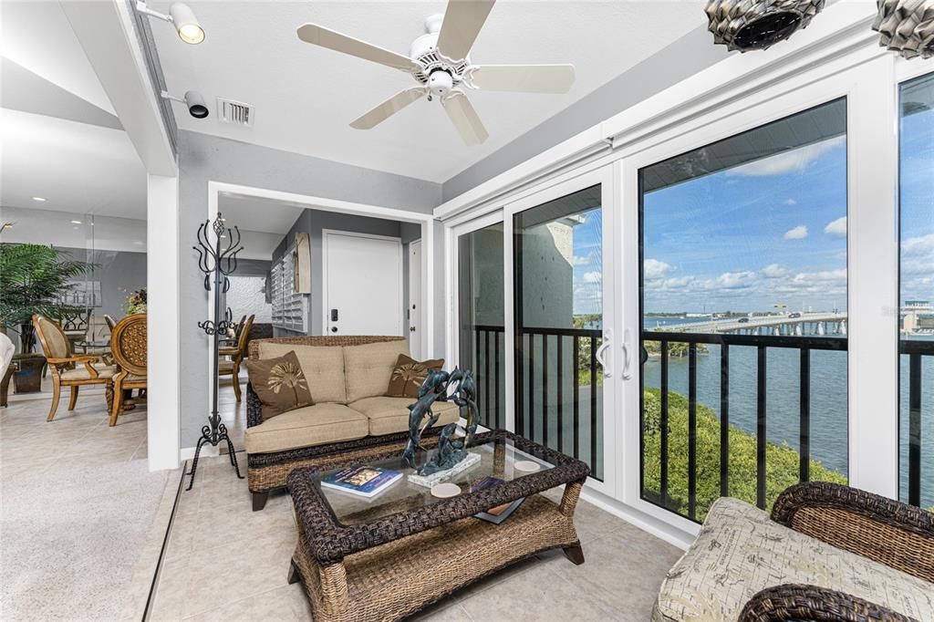 For Sale: $599,900 (2 beds, 3 baths, 1217 Square Feet)