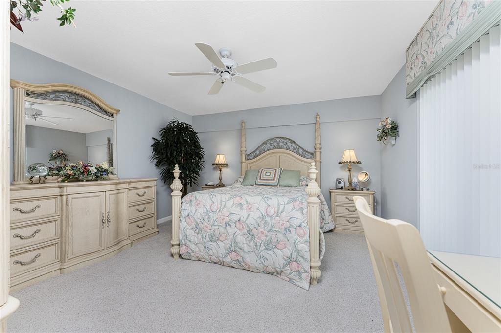 For Sale: $599,900 (2 beds, 3 baths, 1217 Square Feet)