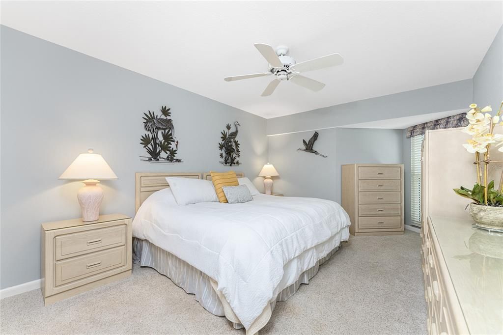 For Sale: $599,900 (2 beds, 3 baths, 1217 Square Feet)