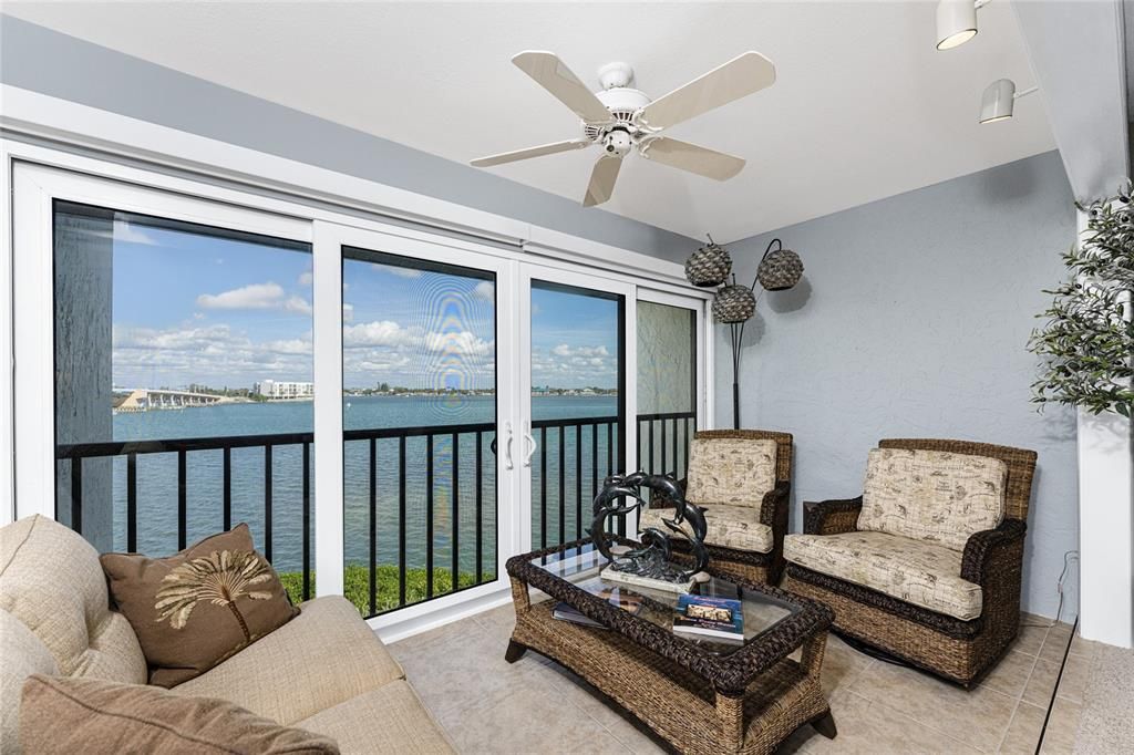 For Sale: $599,900 (2 beds, 3 baths, 1217 Square Feet)