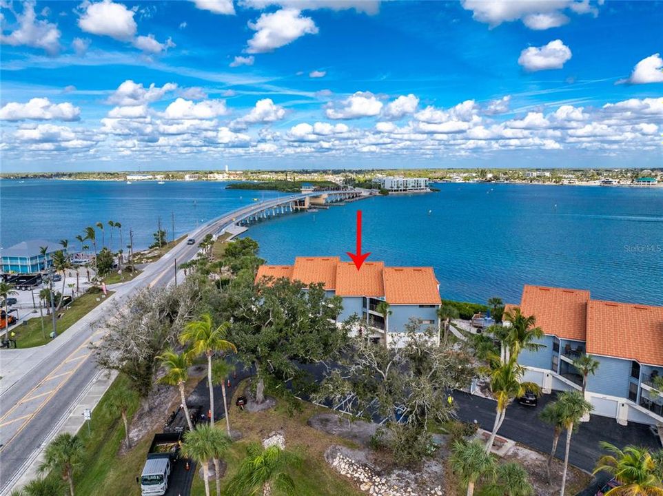 For Sale: $599,900 (2 beds, 3 baths, 1217 Square Feet)