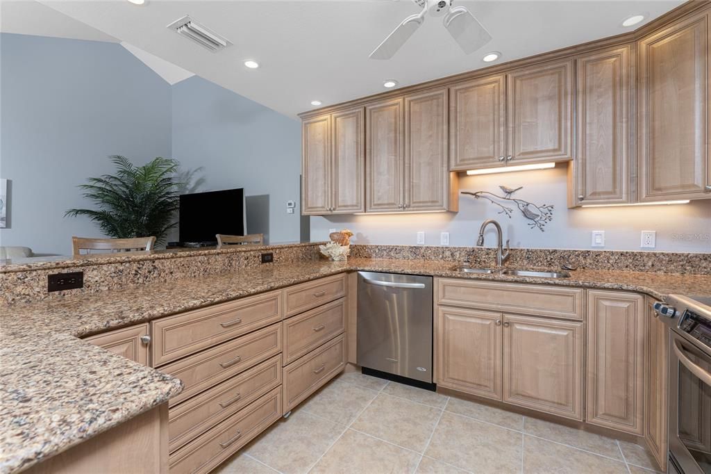 For Sale: $599,900 (2 beds, 3 baths, 1217 Square Feet)