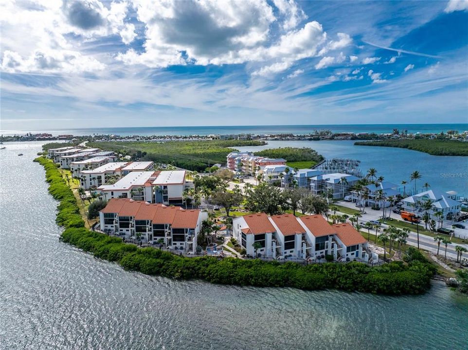 For Sale: $599,900 (2 beds, 3 baths, 1217 Square Feet)