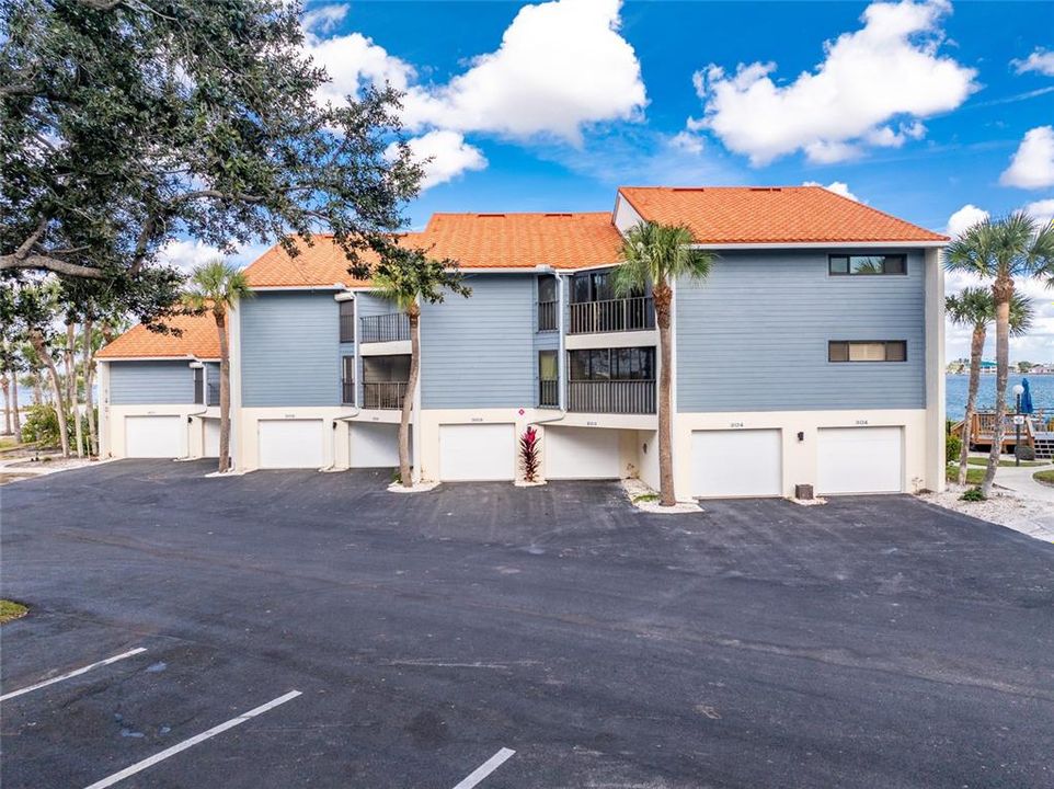 For Sale: $599,900 (2 beds, 3 baths, 1217 Square Feet)