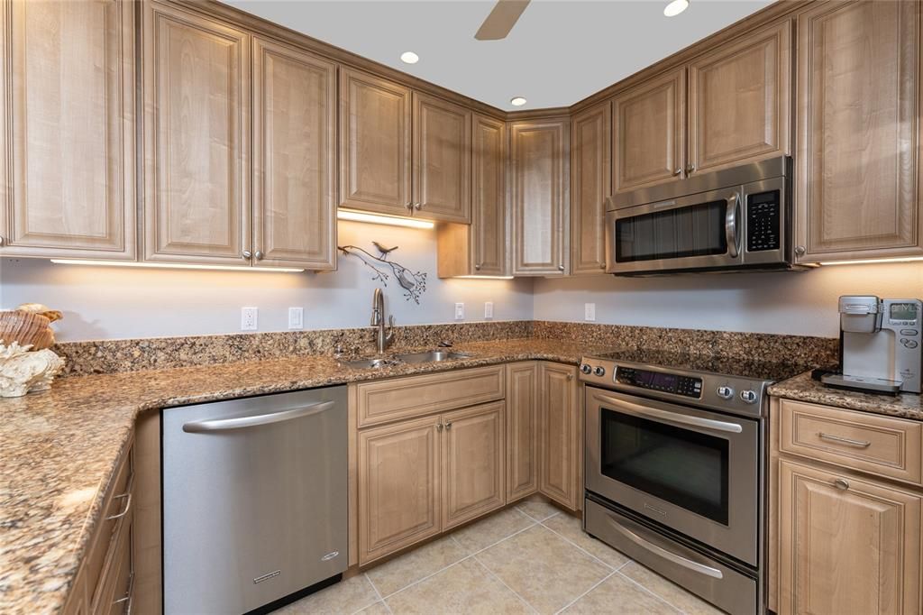 For Sale: $599,900 (2 beds, 3 baths, 1217 Square Feet)