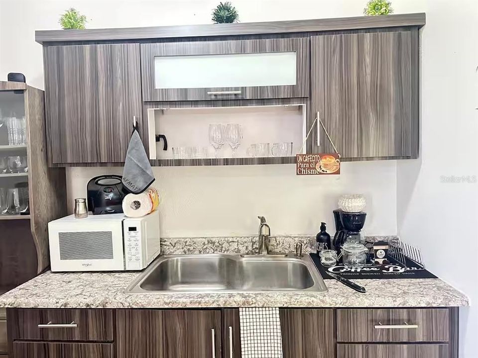 For Rent: $1,800 (2 beds, 2 baths, 950 Square Feet)