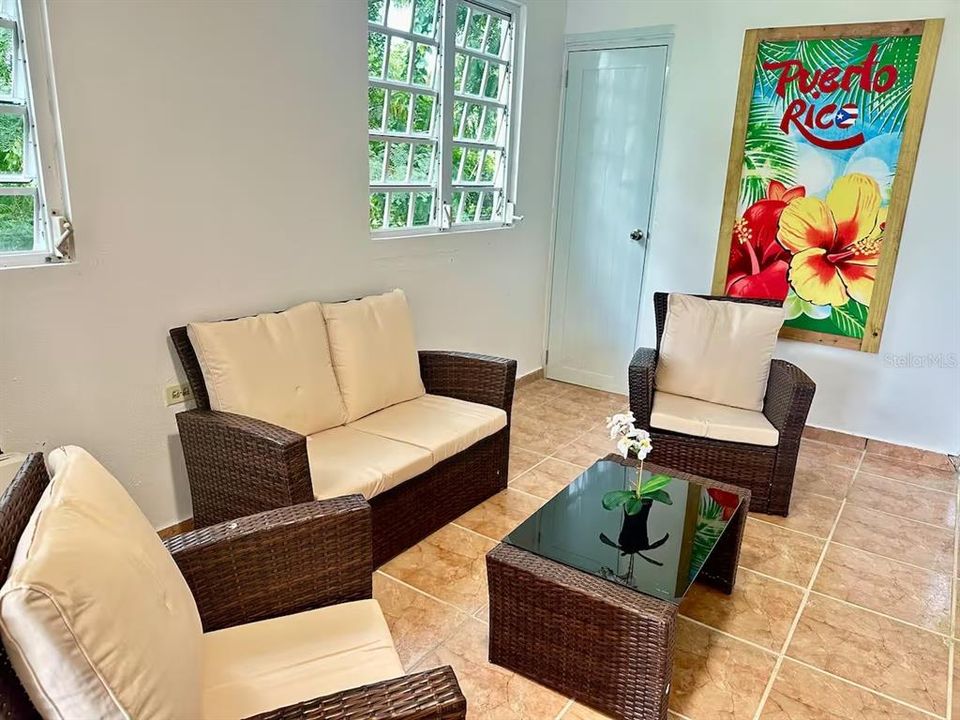 For Rent: $1,800 (2 beds, 2 baths, 950 Square Feet)