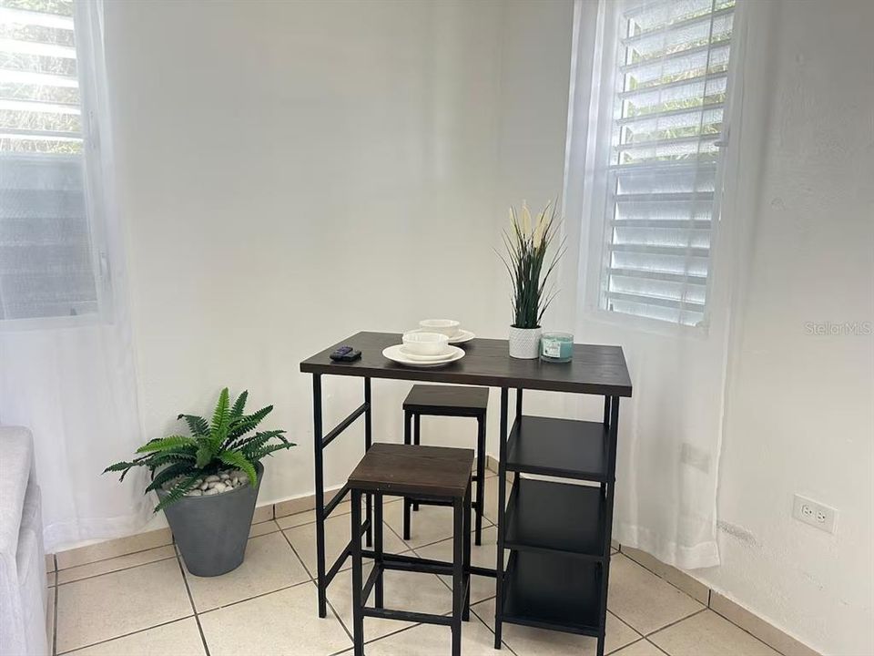 For Rent: $1,800 (2 beds, 2 baths, 950 Square Feet)