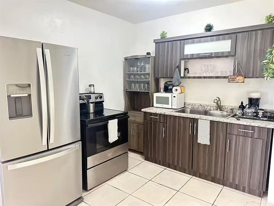 For Rent: $1,800 (2 beds, 2 baths, 950 Square Feet)