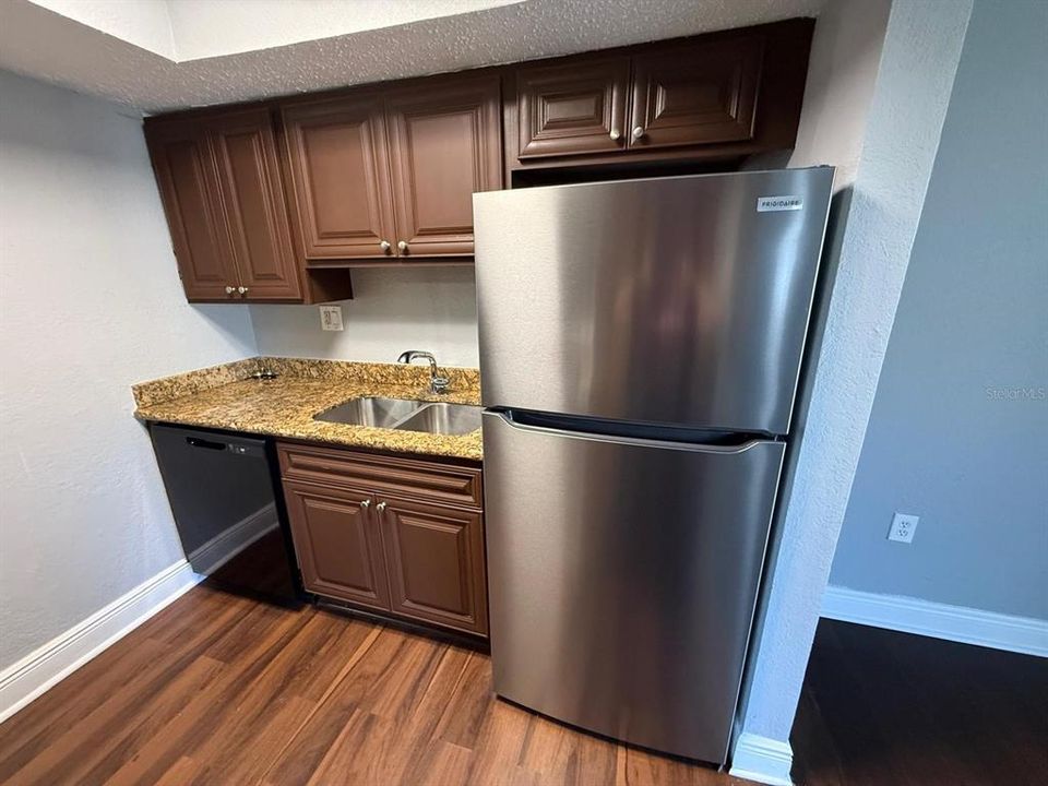 出租: $1,700 (2 贝兹, 2 浴室, 976 平方英尺)