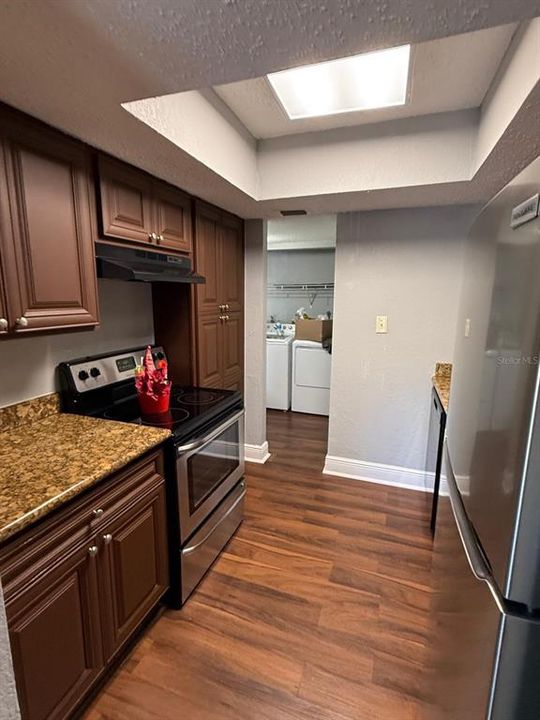 出租: $1,700 (2 贝兹, 2 浴室, 976 平方英尺)