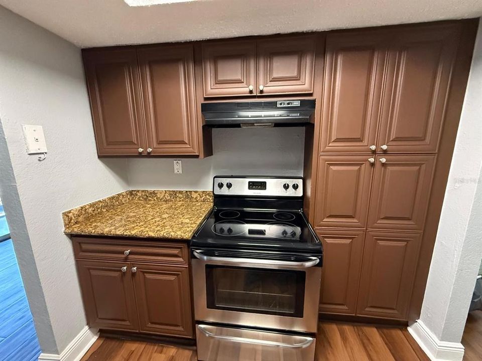 出租: $1,700 (2 贝兹, 2 浴室, 976 平方英尺)