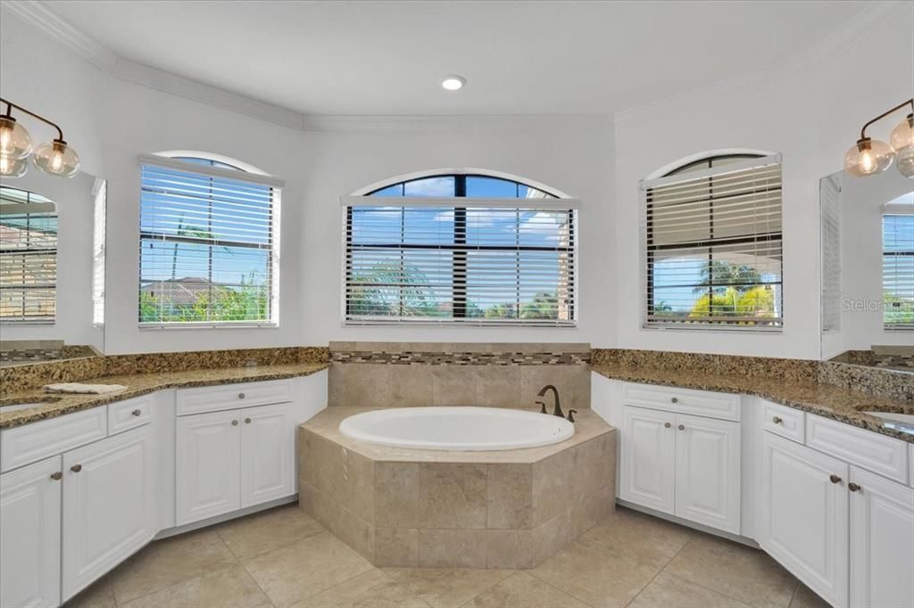 На продажу: $899,000 (6 спален, 4 ванн, 3861 Квадратных фут)