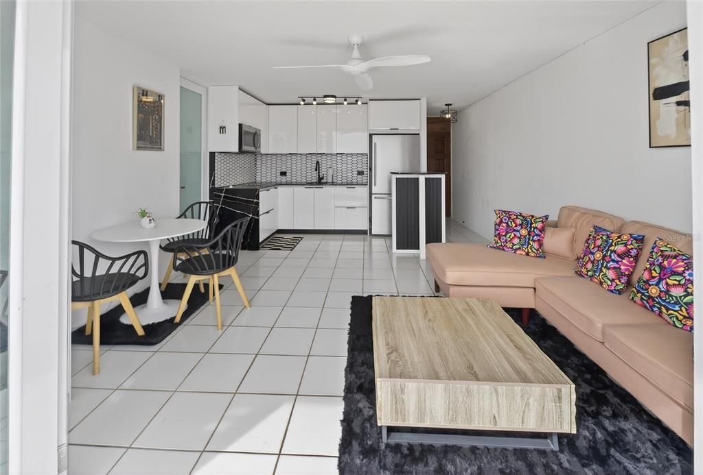 For Rent: $1,900 (1 beds, 1 baths, 620 Square Feet)