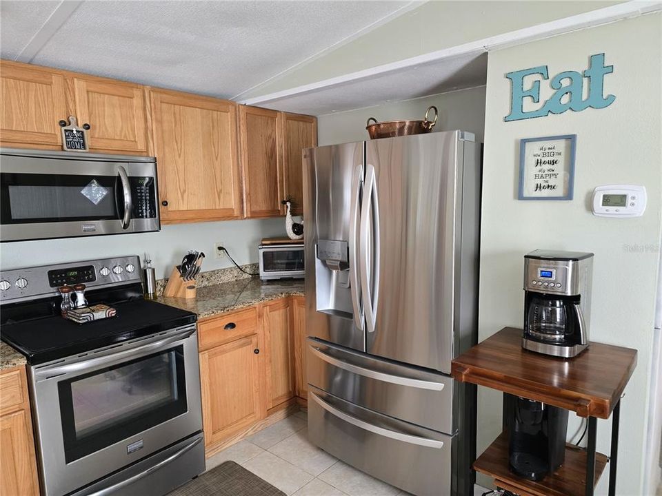 For Sale: $229,900 (2 beds, 2 baths, 924 Square Feet)
