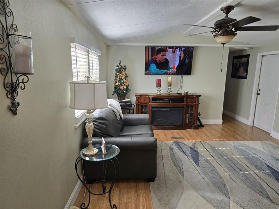 For Sale: $229,900 (2 beds, 2 baths, 924 Square Feet)