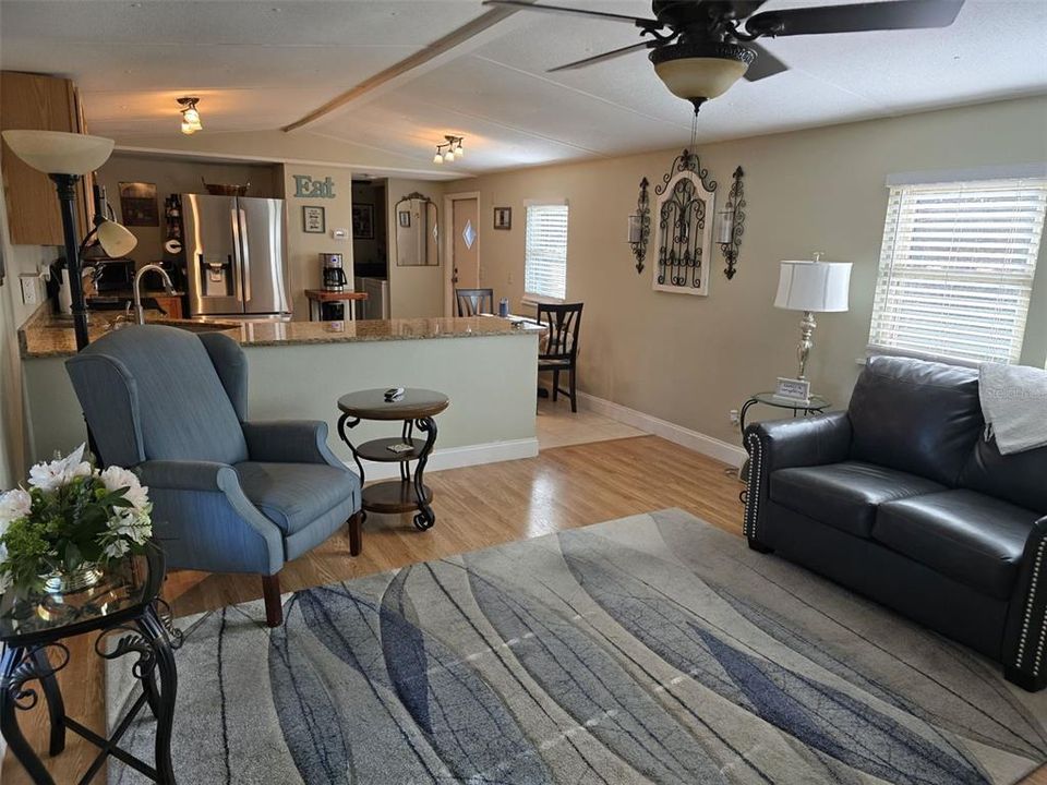 For Sale: $229,900 (2 beds, 2 baths, 924 Square Feet)