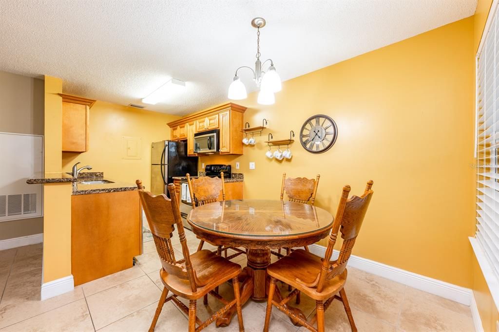 For Sale: $180,000 (2 beds, 2 baths, 947 Square Feet)