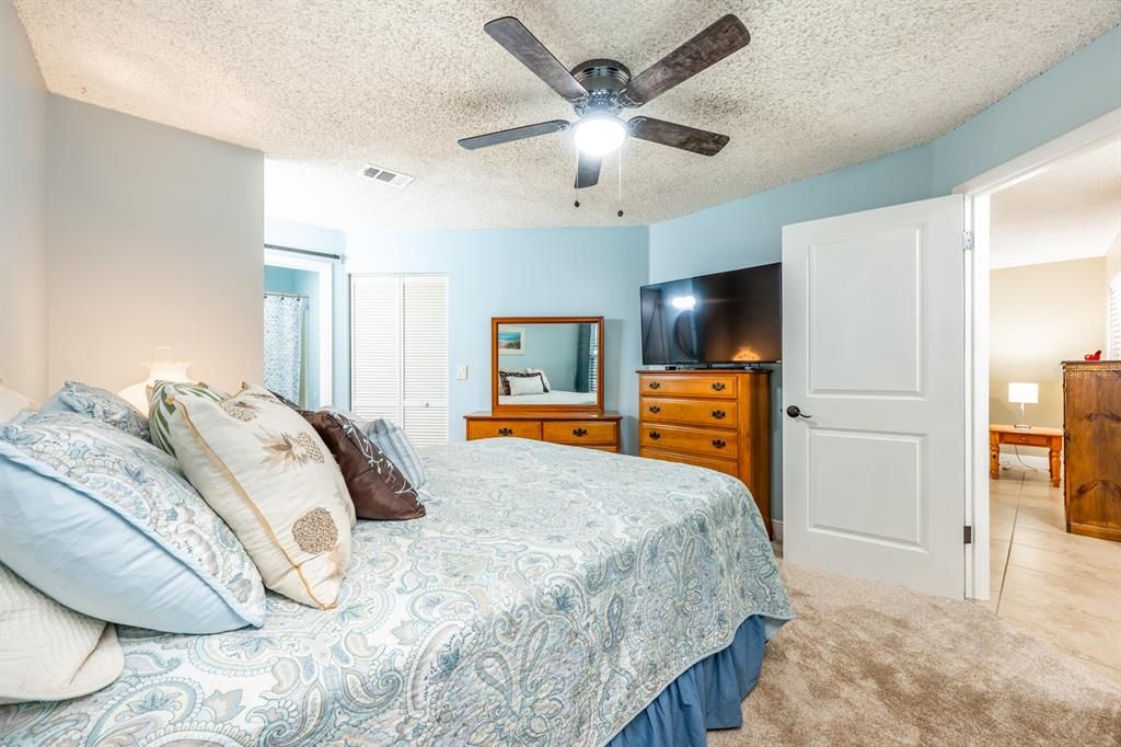 For Sale: $180,000 (2 beds, 2 baths, 947 Square Feet)