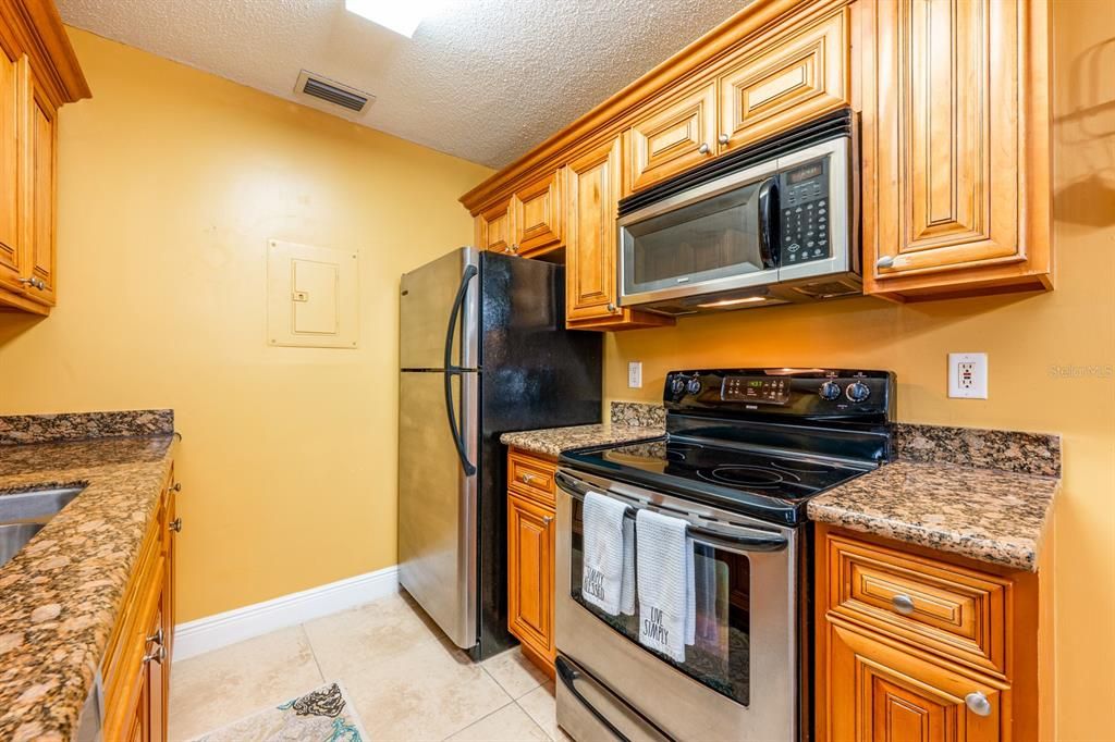 For Sale: $180,000 (2 beds, 2 baths, 947 Square Feet)