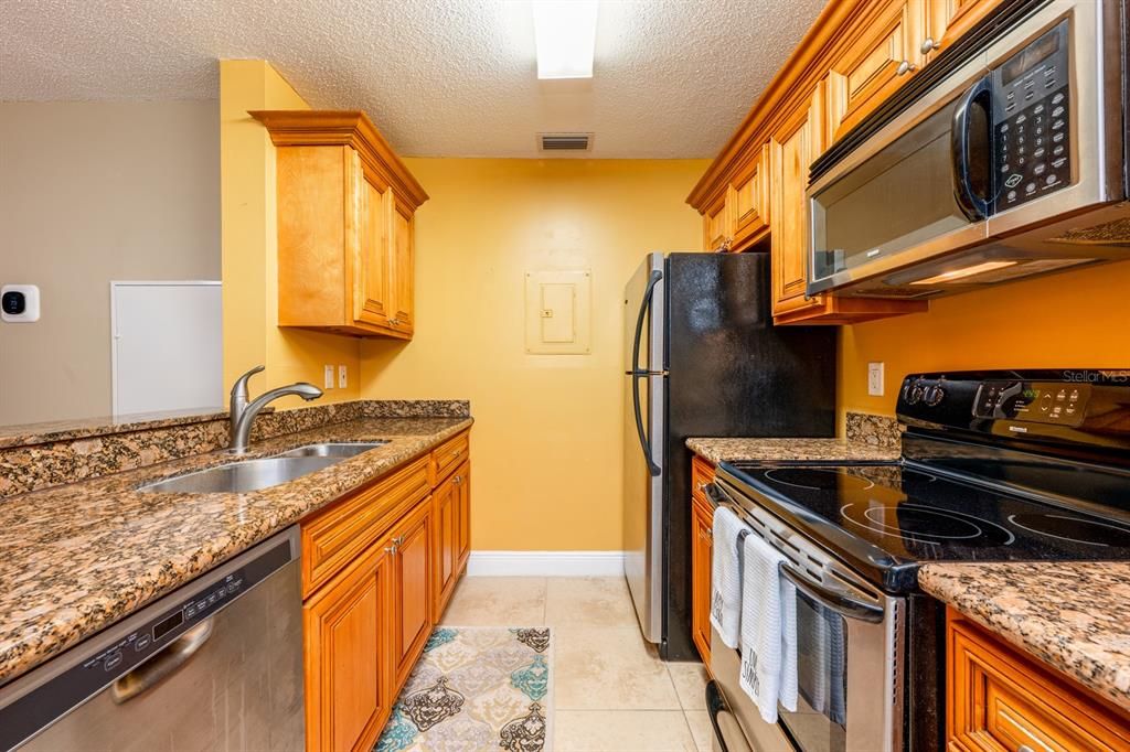 For Sale: $180,000 (2 beds, 2 baths, 947 Square Feet)