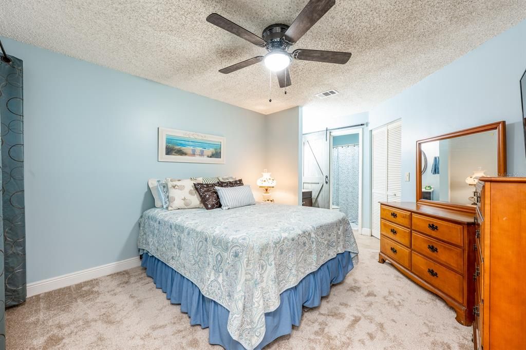 For Sale: $180,000 (2 beds, 2 baths, 947 Square Feet)