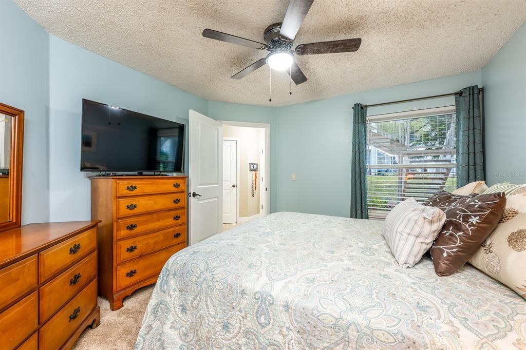 For Sale: $180,000 (2 beds, 2 baths, 947 Square Feet)