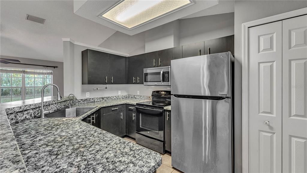 For Sale: $275,000 (3 beds, 2 baths, 1137 Square Feet)