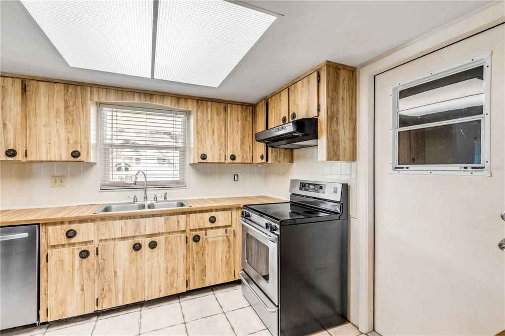 For Sale: $550,000 (3 beds, 2 baths, 1668 Square Feet)