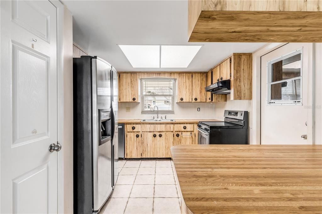 For Sale: $550,000 (3 beds, 2 baths, 1668 Square Feet)