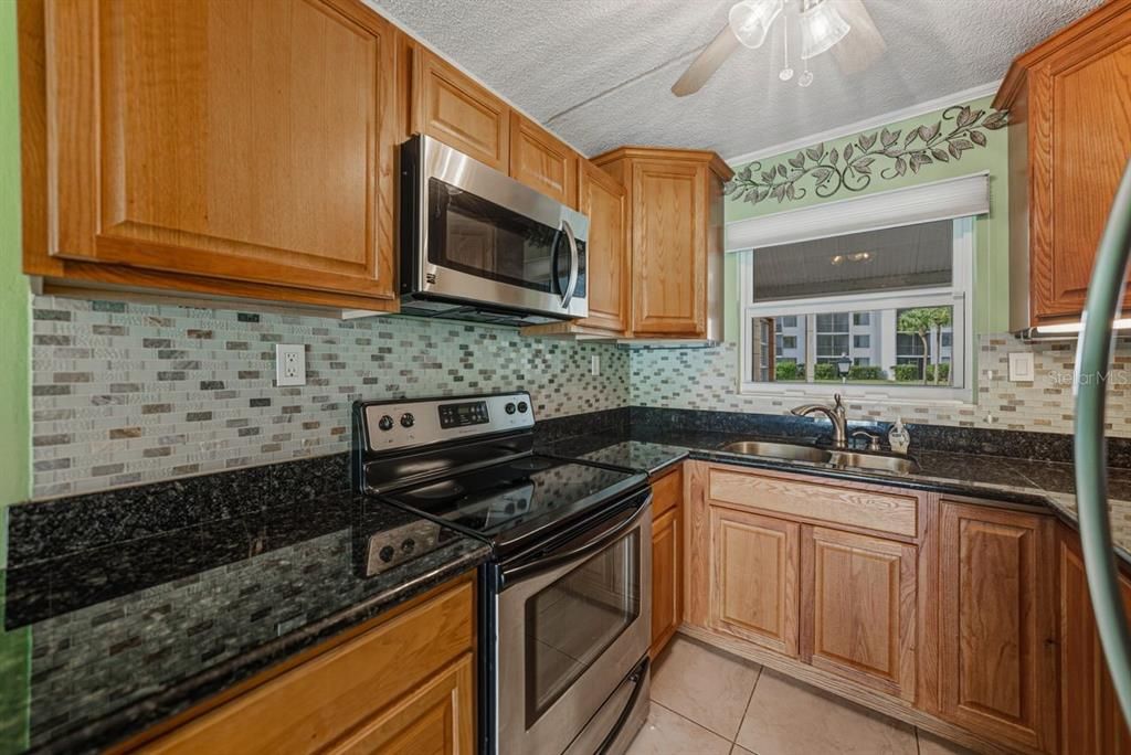 На продажу: $300,000 (2 спален, 1 ванн, 1440 Квадратных фут)