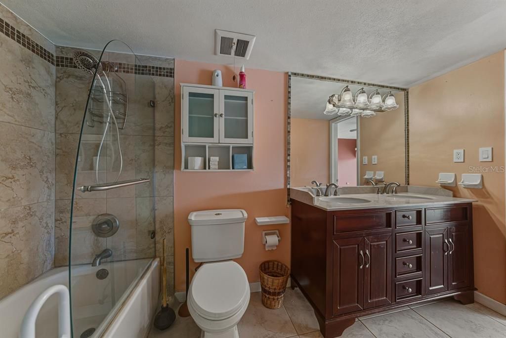 На продажу: $300,000 (2 спален, 1 ванн, 1440 Квадратных фут)