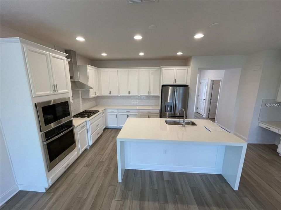 Activo con contrato: $3,300 (3 camas, 2 baños, 1916 Pies cuadrados)