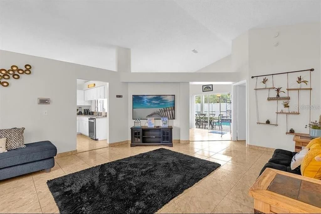 For Rent: $2,800 (3 beds, 2 baths, 1565 Square Feet)