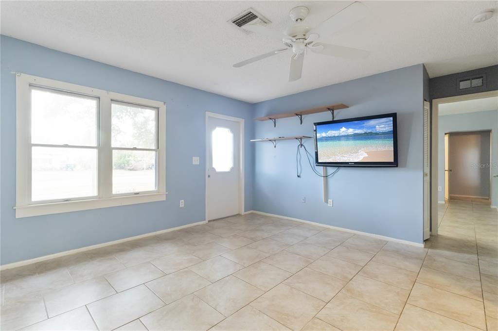 出租: $1,900 (3 贝兹, 2 浴室, 1209 平方英尺)