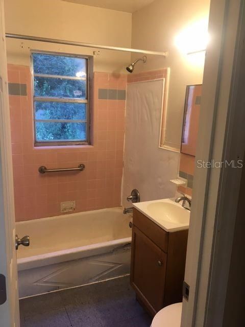 En Renta: $800 (4 camas, 2 baños, 1412 Pies cuadrados)