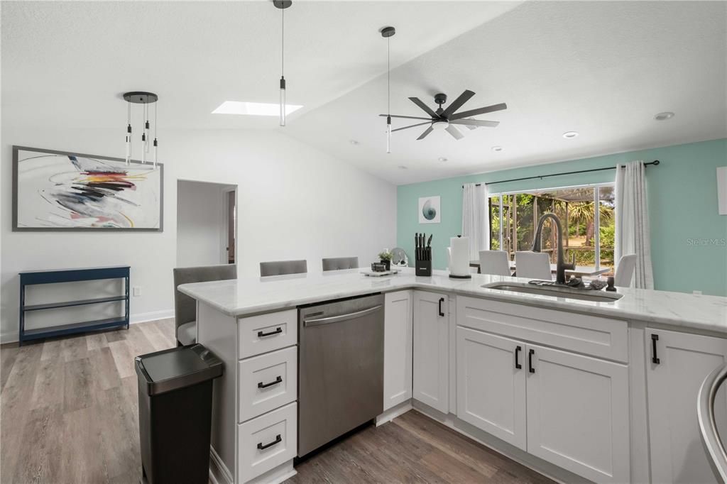 待售: $385,000 (3 贝兹, 2 浴室, 1920 平方英尺)