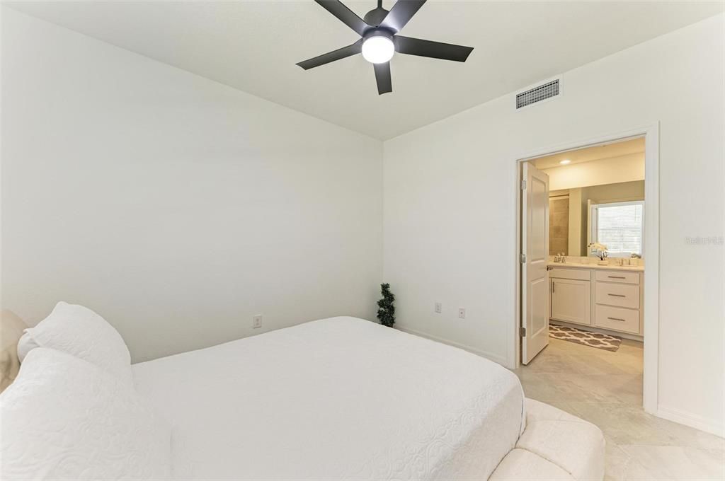 В аренду: $4,500 (3 спален, 2 ванн, 1301 Квадратных фут)