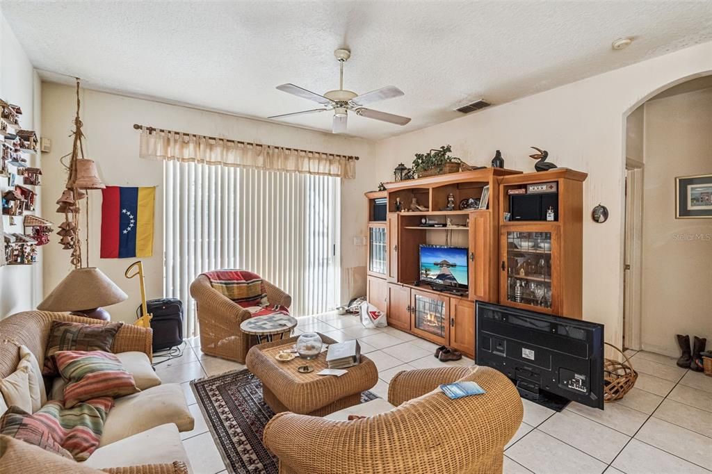 En Venta: $449,000 (4 camas, 2 baños, 1952 Pies cuadrados)