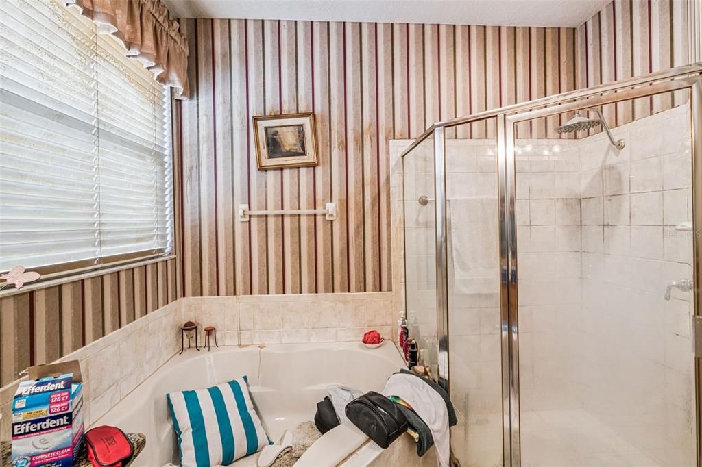 En Venta: $449,000 (4 camas, 2 baños, 1952 Pies cuadrados)