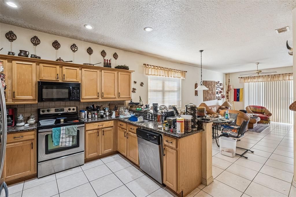 En Venta: $449,000 (4 camas, 2 baños, 1952 Pies cuadrados)