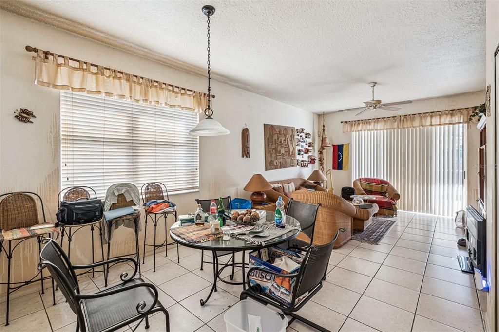 En Venta: $449,000 (4 camas, 2 baños, 1952 Pies cuadrados)